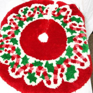 Vintage Handmade Candy Cane Hook Rug Yarn Christmas Tree Skirt White Red 39 "