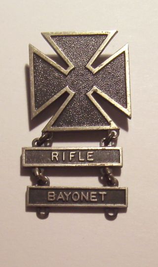 Vintage U.  S.  Army Basic Qualification Marksman Badge With Rifle & Bayo Bar