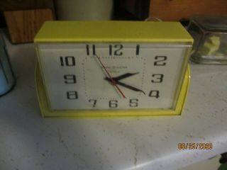 Vintage Ge General Electric Kitchen Wall Clock Mod 60s Yellow