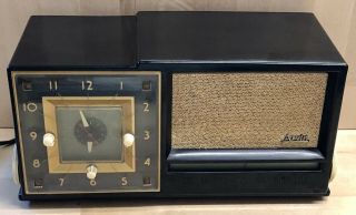 Vintage 1952 Arvin Brown Bakelite Table Top Clock Radio Tube Model 657t Art Deco