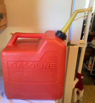 Vintage Old Type Chilton 6 Gallon Gas Can Rear Vented Model P60