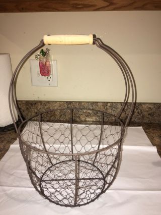 Rustic Round Chicken Wire Egg Basket With Handle Vintage Style Farmhouse EUC 3