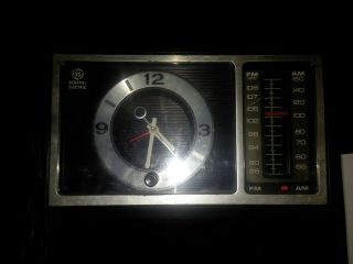Vintage General Electric Ge 7 - 4501 Am/fm Radio Alarm Clock.
