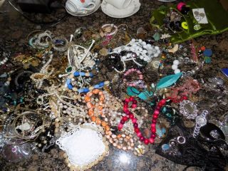 Joblot Of Costume Jewellery & Vintage Cups &saucers,  Ad For Yvonne