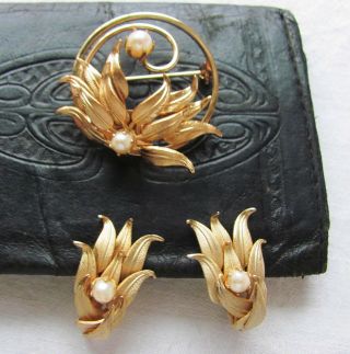 Vintage Leaf Design Faux Pearl Dainty Trifari ? Brooch Clip Earrings Gold Tone