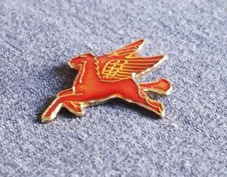 Vintage Mobil Oil Gas Flying Pegasus Collectors Hat Lapel Pin Enamel Red Horse