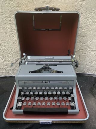 Vintage Royal Quiet De Luxe Typing Machine With Case