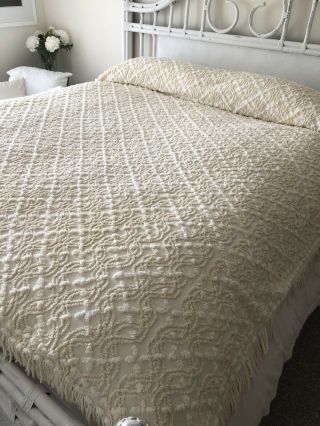 Cabin Crafts Needle Tufts Cream Chenille Bedspread With Fringe.  Vintage