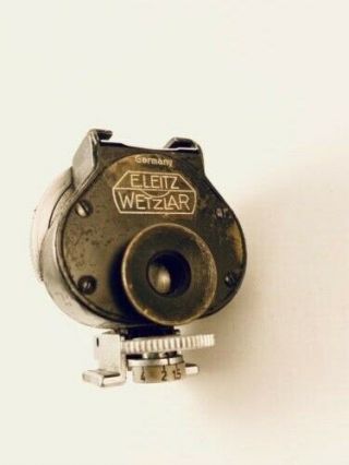 VINTAGE LEICA E.  LEITZ WETZLAR 35MM TO 135MM VIOOH CAMERA VIEWFINDER with 10.  5cm 2
