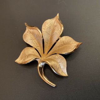 Vintage Crown Trifari Brushed Polished Gold Tone Horse Chestnut Leaf Pin Brooch