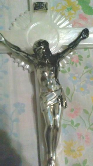 VTG WHITE PLASTIC CRUCIFIX w/SILVER CORPUS 1960s Catholic Cross of Jesus Christ 2