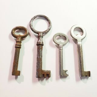 4 Vintage Open Barrel Skeleton Keys In A Variety Of Cuts And Sizes