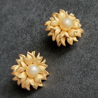 Signed Crown Trifari Vintage Pearl Gold Tone Leaf Flower Retro Clip Earrings 57