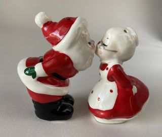 Vintage 1984 Lefton Christmas Santa & Mrs Claus Kissing Salt And Pepper Shakers