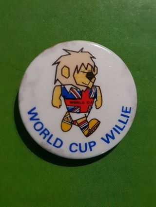 Vintage 1966 World Cup Willie Mascot England Football Tin Pin Badge