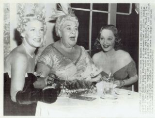 1953 Vintage Photo Singer Sophie Tucker Pose With Betty Hutton Tallulah Bankhead