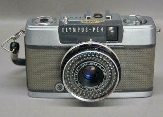 Vintage Olympus Pen Ees - 2 Half Frame Camera • D.  Zuiko 1:28 F 30mm Lens