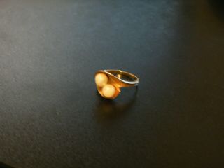 Vintage Ladies 14K Florentine Yellow Gold Ring w/2 Faux Pearls,  Size 7 2