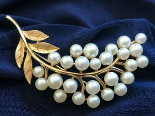 Vintage Crown Trifari Leaf Brooch Pin With Faux Pearls