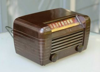 Vintage Rca Victor Bakelite Tube Am Radio - Looks And Plays Great
