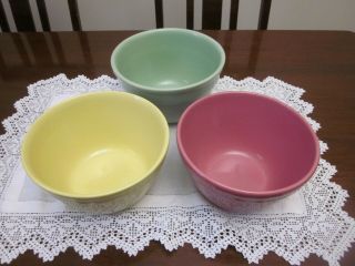 Three Vintage Graduating Fowler Ware Mixing Bowls Green Yellow Pink Size 18