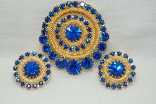 Stunning Vtg Weiss Vivid Blue Rhinestone Gold Tone Mesh Pin Brooch Earrings Set