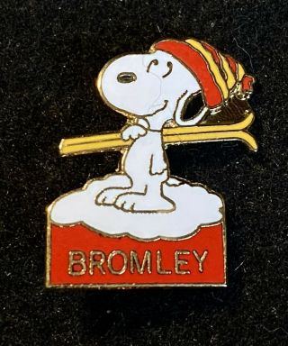 Bromley Snoopy Skiing Ski Pin Badge Manchester Vermont Resort Travel Souvenir