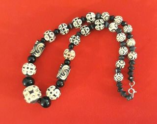 vintage BLACK and CREAM CARVED GRADUATED BEAD NECKLACE 2