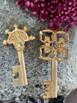 Vintage Signed Coro Set Of Two Ornate Skeleton Key Keys Figural Brooch / Pin