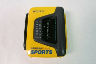 Sony Walkman Sports Am/fm Radio Cassette Player Wm - Af59 Vintage Yellow