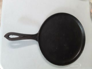Vintage Round Cast Iron Flat Griddle Skillet 10 H 1.  2 Deep