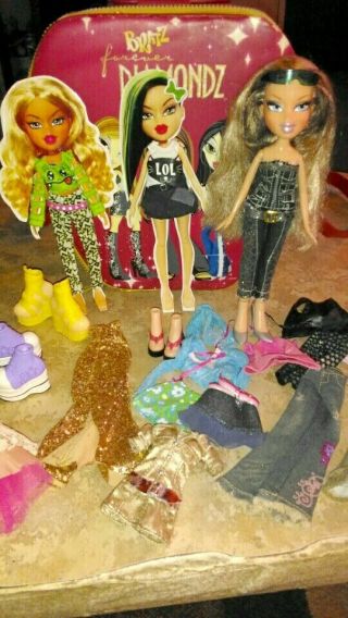 Vintage Bratz Dolls 2001 By Mga,  Case,  Clothes And Paper Dolls.