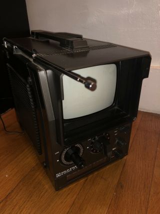 Vintage Radio Goldstar Portable Lcd Color Tv Am/fm Antenna Ac/dc Battery