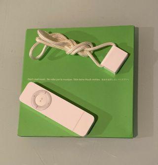 Apple Ipod Shuffle 1st Generation White (512mb) Vintage Collectible