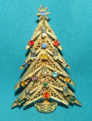 Vintage Signed Art Gold Tone Xmas Tree Pin With Rhinestone Ornaments & Candles