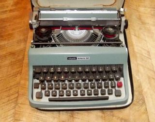 Vintage Olivetti Lettera 32 Portable Typewriter With Case.  Great Spain