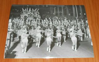 1961 Press Photo Miami Orange Bowl Parade King Jamboree Bands Majorettes Float