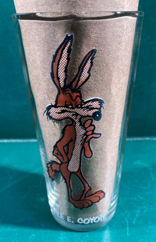 Vintage 1973 Wile E.  Coyote Warner Bros Pepsi Glass Looney Tunes White Letters