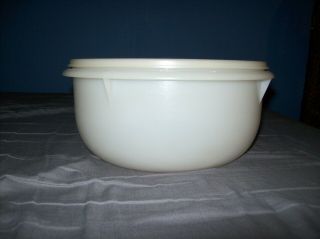 Vintage Tupperware White 9 " Round Bowl With Lid