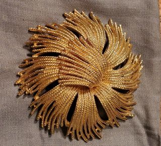Vintage Designer Signed Monet Gold Tone Twisted Rope Swirl Fashion Brooch Pin