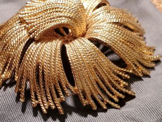 Vintage Designer Signed Monet Gold Tone Twisted Rope Swirl Fashion Brooch Pin 2