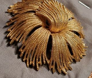 Vintage Designer Signed Monet Gold Tone Twisted Rope Swirl Fashion Brooch Pin 3