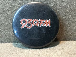 93qfm Milwaukee Wisconsin Vintage Radio Station Pin Badge Resort Souvenir