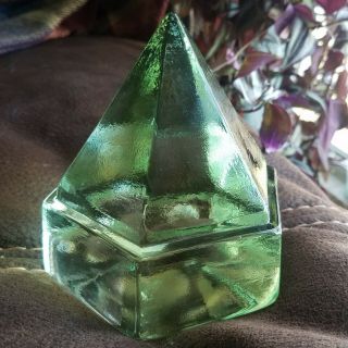 Vintage Mid Century Modern Mcm Hexagonal Pyramid Peridot Green Glass Paperweight
