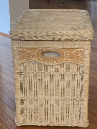Vintage Ivory Wicker Rattan Laundry Clothes Hamper With Hinged Top 2