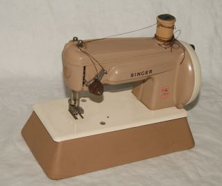 Vintage Singer Sewing Machine in Case - Model 22851 - Great 2