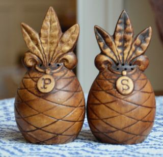 Vintage Pineapple Salt & Pepper Shaker Set Hawaii Wood Look Souvenir Tic Usa