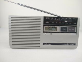 Vintage Ge Bathmate Am Fm Radio Clock General Electric Model 7 - 4204a Retro
