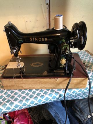 Vintage 1956 Portable Singer Sewing Machine - Model 99 - Runs Light Canada