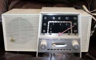 Vintage White Motorola Tube Table Radio Model No.  B2 - 1w042/tested &